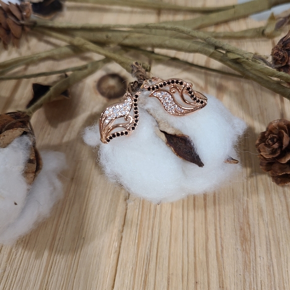 🩷🖤NEW🩷🖤EXQUISITE!! CZ Hollow Flower Lear Earrings in ROSE GOLD Plating - Picture 3 of 15